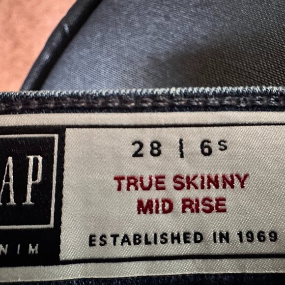 EUC GAP True Skinny Mid-Rise Ankle Jeans - Picture 7 of 7